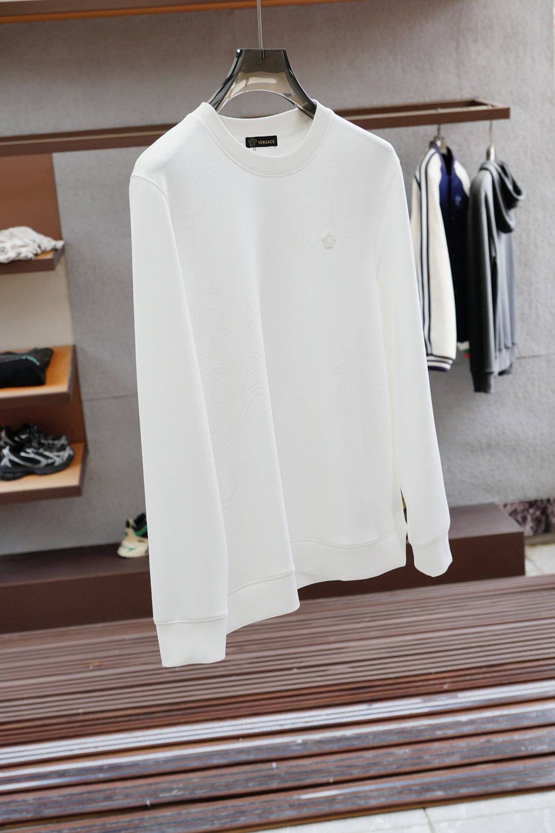 
范思哲 Versace-2025秋款
本款卫衣衫以素净棉质针织，再借明快经典小狗加织带宣告 2025 