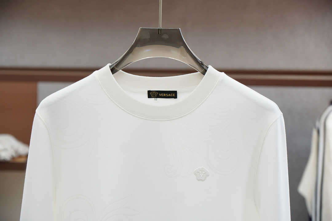 
范思哲 Versace-2025秋款
本款卫衣衫以素净棉质针织，再借明快经典小狗加织带宣告 2025 