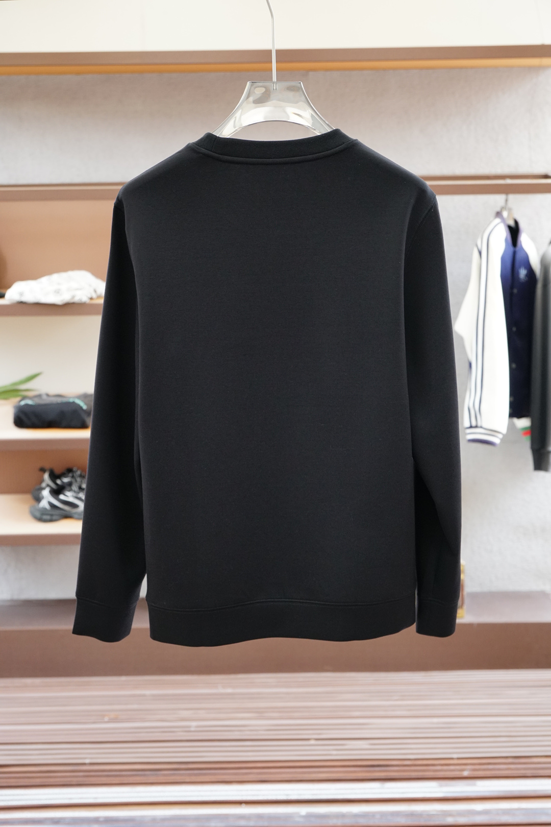 
范思哲 Versace-2025秋款
本款卫衣衫以素净棉质针织，再借明快经典小狗加织带宣告 2025 