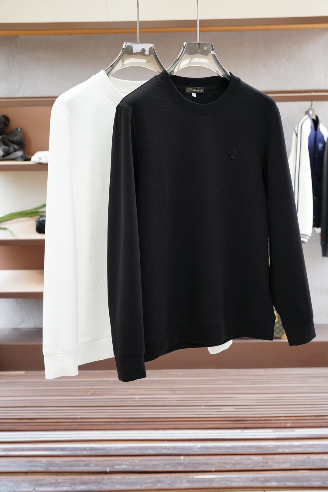 NO:538052,Versace-2025 autumn model This sweatshirt is knitted in plain cotton, and then announced with the bright classic puppy and webbing. The 2025 autumn and winter show style can inject brand atmosphere into various shapes. The fabric is made of 16S single yarn as the main yarn, and the bottom is reinforced with 10S single yarn to form a fish scale bottom fabric to improve the durability and warmth of the fabric. Due to the thicker yarn and bottom reinforcement design, the fabric has good warmth performance and is suitable for wearing in autumn and winter. Environmentally friendly solid slurry penetration printing is a process that combines environmentally friendly materials and slurry printing technology, aiming to reduce the pollution of traditional printing to the environment, while improving the quality and durability of the printing effect. Water-based slurry is used to adjust the viscosity of the slurry and print pressure to make the dye penetrate deep into the fiber, achieving a full color, washing and wear-resistant effect.  The loose hooded jacket, this hooded sweatshirt is loose and comfortable, and it is very comfortable to wear, and it can also show a casual and fashionable feeling. The hooded design can protect the head and neck well and increase warmth., versace, versace, hoodie, sweatshirts, jackets & coats, hats, alexander wang19860909范思哲 Versace-2025秋款 本款卫衣衫以素净棉质针织,再借明快经典小狗加织带宣告 2025 秋冬秀场风尚,可为各式造型注入品牌气息 面料由16S单纱作为主纱,底部则采用10S单纱加固形成鱼鳞底面料,提高面料的耐用性和保暖性.由于采用了较粗的纱线和底部加固设计,该面料具有较好的保暖性能,适合秋冬季节穿着. 环保固浆渗透印花是一种结合环保材料与先龊革印花技术的工艺,旨在减少传统印花对环境的污染,同时提升印花效果的质量和耐久性.采用水性的浆料,通过调整浆料黏度和印花压力,使染料深入纤维中,实现色彩饱满、耐洗耐磨的效果. 宽松版型的连帽外套,这种版型的卫衣宽松舒适,穿着非常自在,同时也能够展现出随性的时尚感.连帽的设计能够很好地保护头部和颈部,增加保暖性.,,versace,versace,hoodie,sweatshirts,jackets & coats,hats,alexander wang,Men's clothing