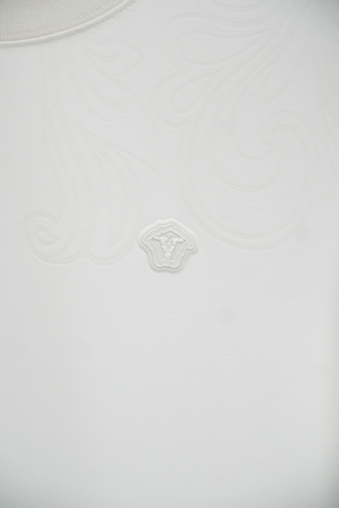 
范思哲 Versace-2025秋款
本款卫衣衫以素净棉质针织，再借明快经典小狗加织带宣告 2025 