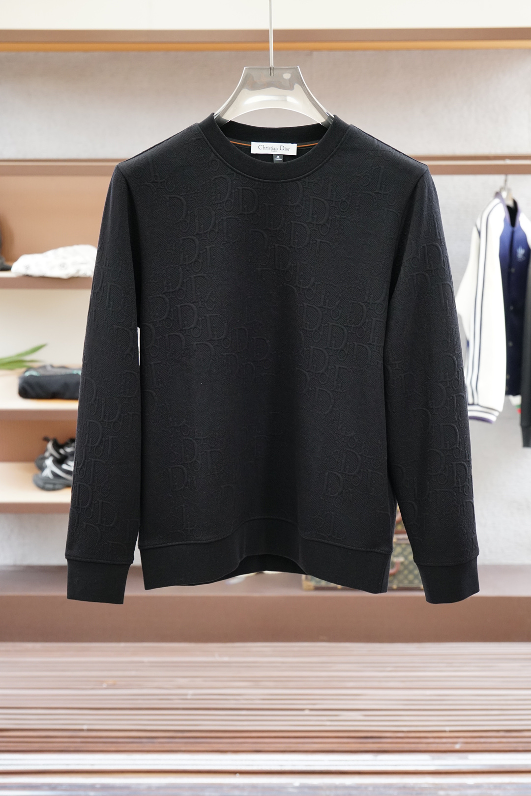 
Dior 迪奥/2025秋款
本款卫衣衫以素净棉质针织，再借明快经典小狗加织带宣告 2025 秋冬秀场