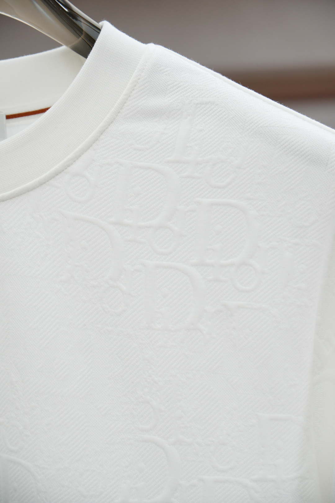 
Dior 迪奥/2025秋款
本款卫衣衫以素净棉质针织，再借明快经典小狗加织带宣告 2025 秋冬秀场