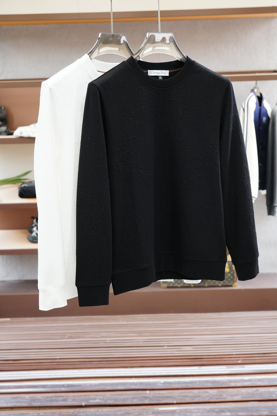 NO:538051,Dior/2025 autumn style This sweatshirt is knitted in plain cotton, and then announced with the bright classic puppy and webbing. The 2025 autumn and winter show style can inject brand atmosphere into various shapes. The fabric is made of 16S single yarn as the main yarn, and the bottom is reinforced with 10S single yarn to form a fish scale bottom fabric to improve the durability and warmth of the fabric. Due to the thicker yarn and bottom reinforcement design, the fabric has good warmth and is suitable for wearing in autumn and winter. Environmentally friendly solid slurry penetration printing is a process that combines environmentally friendly materials and slurry printing technology, aiming to reduce the pollution of traditional printing to the environment, while improving the quality and durability of the printing effect. Water-based slurry is used to adjust the viscosity of the slurry and print pressure to make the dye penetrate deep into the fiber, achieving a full color, washing and wear-resistant effect.  The loose hooded jacket, this hooded sweatshirt is loose and comfortable, and it is very comfortable to wear, and it can also show a casual and fashionable feeling. The hooded design can protect the head and neck well and increase warmth.,,dior,dior,hoodie,sweatshirts,jackets & coats,hats,alexander wang19860909Dior 迪奥/2025秋款 本款卫衣衫以素净棉质针织,再借明快经典小狗加织带宣告 2025 秋冬秀场风尚,可为各式造型注入品牌气息 面料由16S单纱作为主纱,底部则采用10S单纱加固形成鱼鳞底面料,提高面料的耐用性和保暖性.由于采用了较粗的纱线和底部加固设计,该面料具有较好的保暖性能,适合秋冬季节穿着. 环保固浆渗透印花是一种结合环保材料与先龊革印花技术的工艺,旨在减少传统印花对环境的污染,同时提升印花效果的质量和耐久性.采用水性的浆料,通过调整浆料黏度和印花压力,使染料深入纤维中,实现色彩饱满、耐洗耐磨的效果. 宽松版型的连帽外套,这种版型的卫衣宽松舒适,穿着非常自在,同时也能够展现出随性的时尚感.连帽的设计能够很好地保护头部和颈部,增加保暖性.,,dior,dior,hoodie,sweatshirts,jackets & coats,hats,alexander wang,Men's clothing