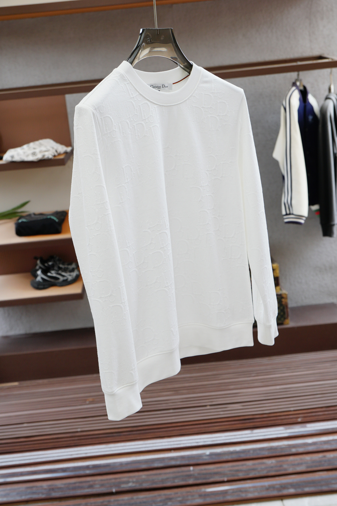 
Dior 迪奥/2025秋款
本款卫衣衫以素净棉质针织，再借明快经典小狗加织带宣告 2025 秋冬秀场