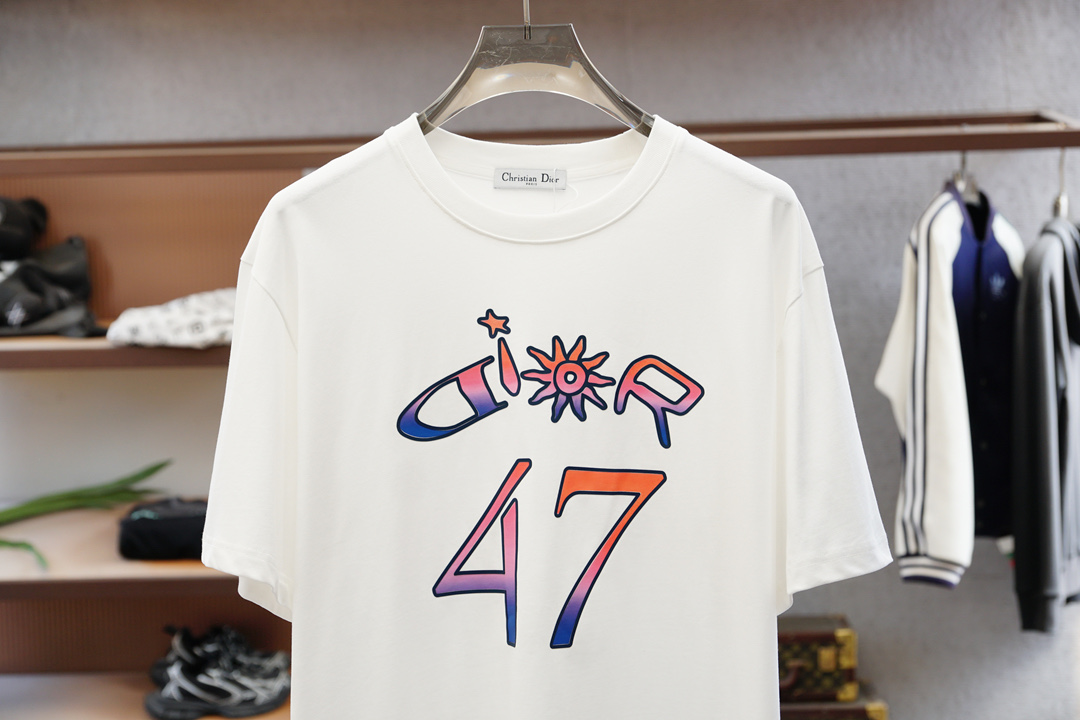 
Dior迪奥-
🔥时尚薄款休闲外套短裤套装 采用客供高密度精纯棉材质面料，软糯亲肤，抗皱立挺有型，品牌