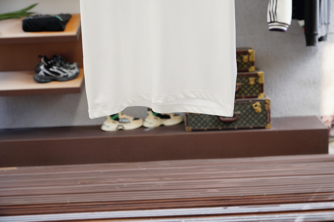 
Dior迪奥-
🔥时尚薄款休闲外套短裤套装 采用客供高密度精纯棉材质面料，软糯亲肤，抗皱立挺有型，品牌