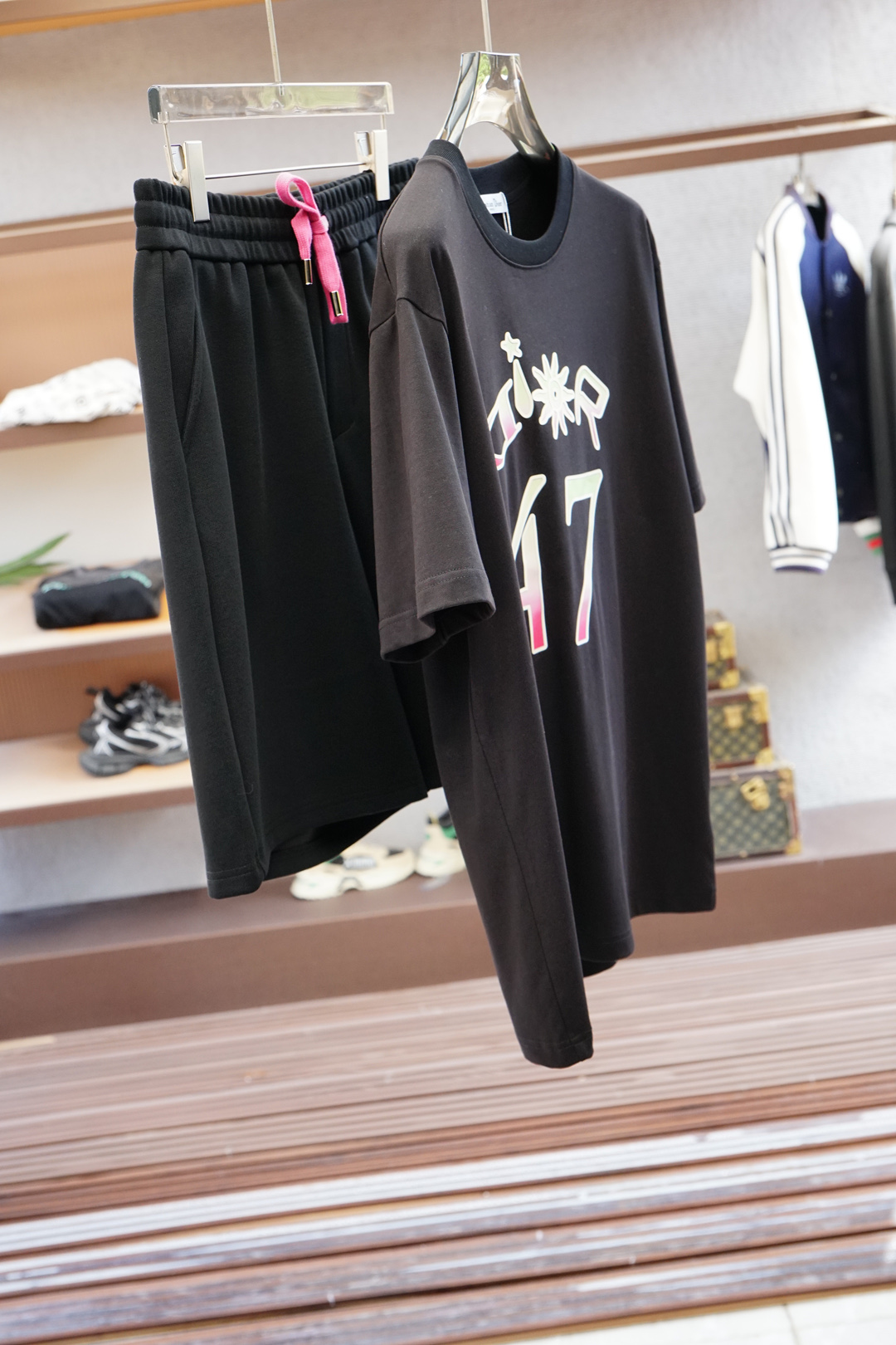 
Dior迪奥-
🔥时尚薄款休闲外套短裤套装 采用客供高密度精纯棉材质面料，软糯亲肤，抗皱立挺有型，品牌