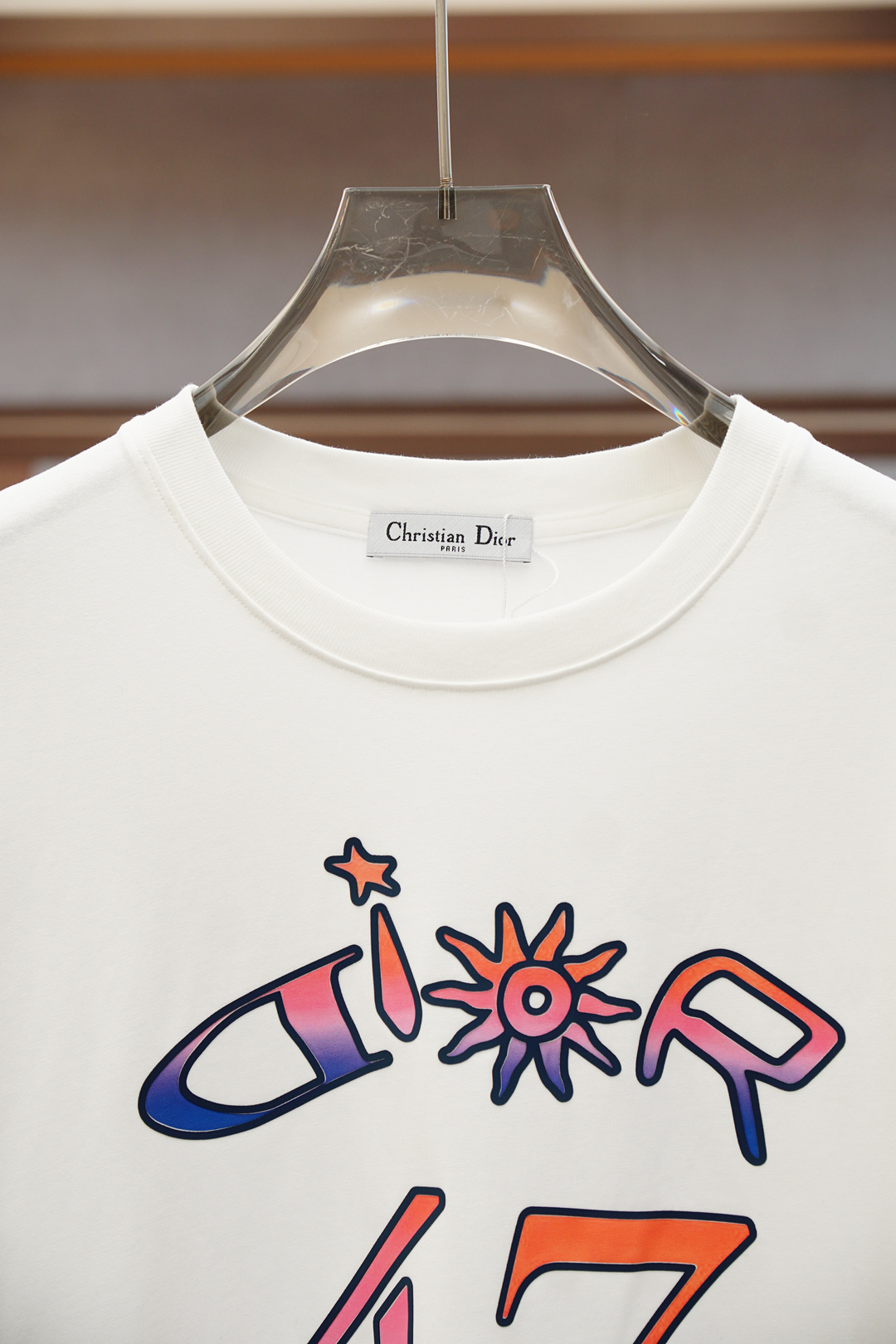 
Dior迪奥-
🔥时尚薄款休闲外套短裤套装 采用客供高密度精纯棉材质面料，软糯亲肤，抗皱立挺有型，品牌