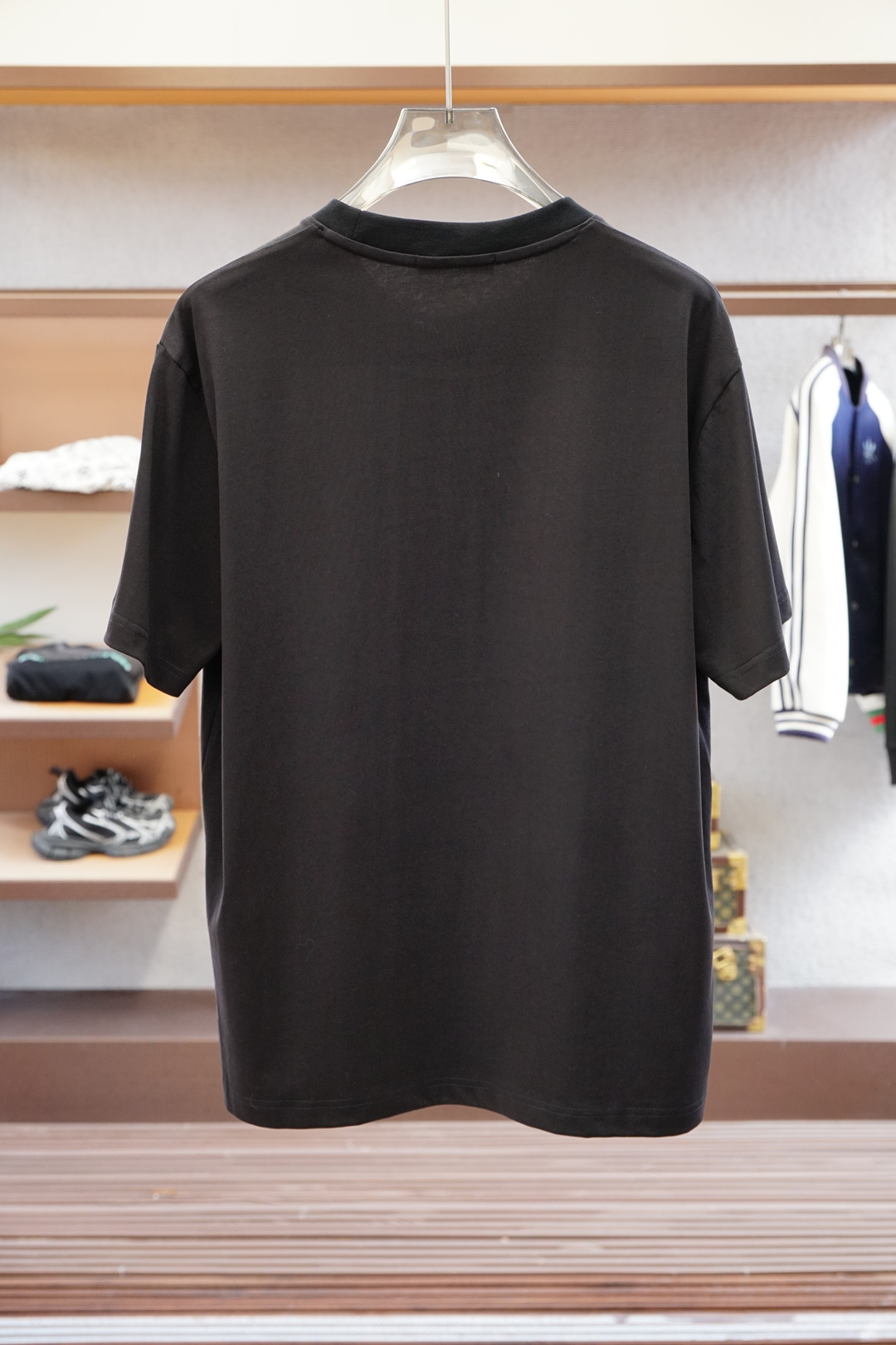 
Dior迪奥-
🔥时尚薄款休闲外套短裤套装 采用客供高密度精纯棉材质面料，软糯亲肤，抗皱立挺有型，品牌