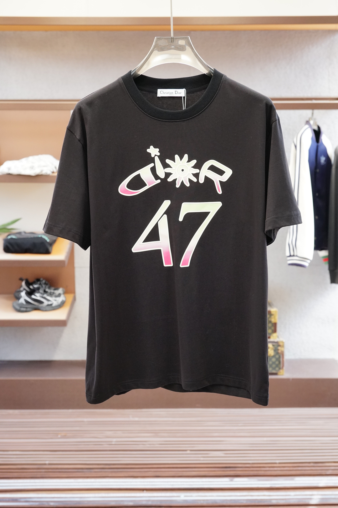 
Dior迪奥-
🔥时尚薄款休闲外套短裤套装 采用客供高密度精纯棉材质面料，软糯亲肤，抗皱立挺有型，品牌