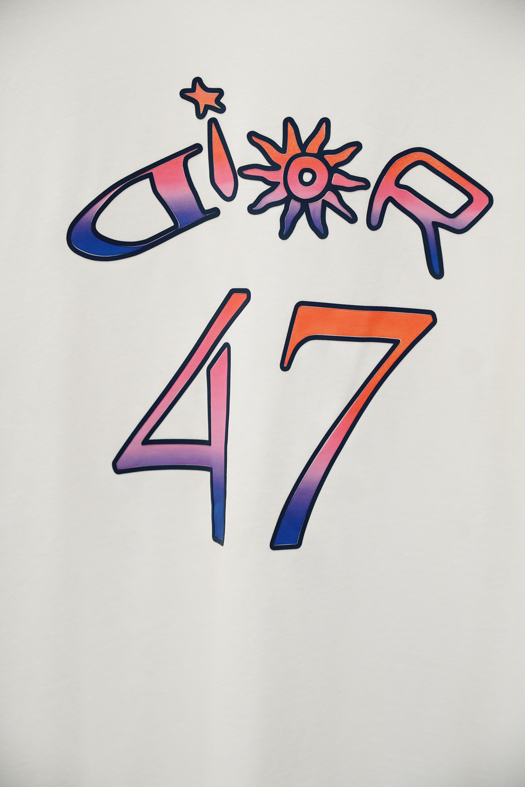 
Dior迪奥-
🔥时尚薄款休闲外套短裤套装 采用客供高密度精纯棉材质面料，软糯亲肤，抗皱立挺有型，品牌