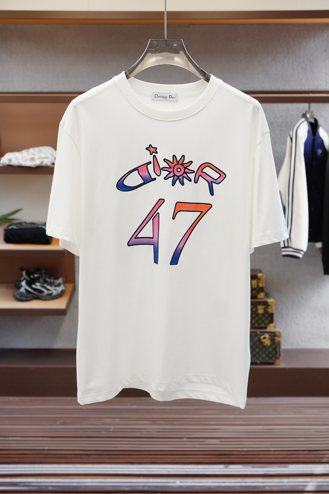 
Dior迪奥-
🔥时尚薄款休闲外套短裤套装 采用客供高密度精纯棉材质面料，软糯亲肤，抗皱立挺有型，品牌