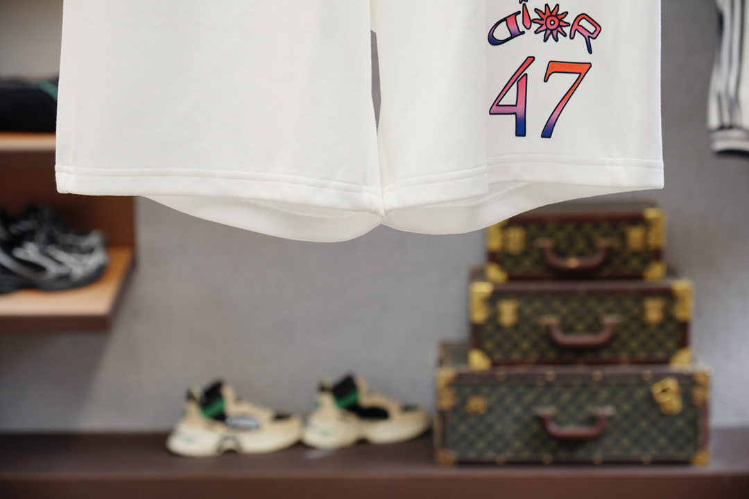 
Dior迪奥-
🔥时尚薄款休闲外套短裤套装 采用客供高密度精纯棉材质面料，软糯亲肤，抗皱立挺有型，品牌