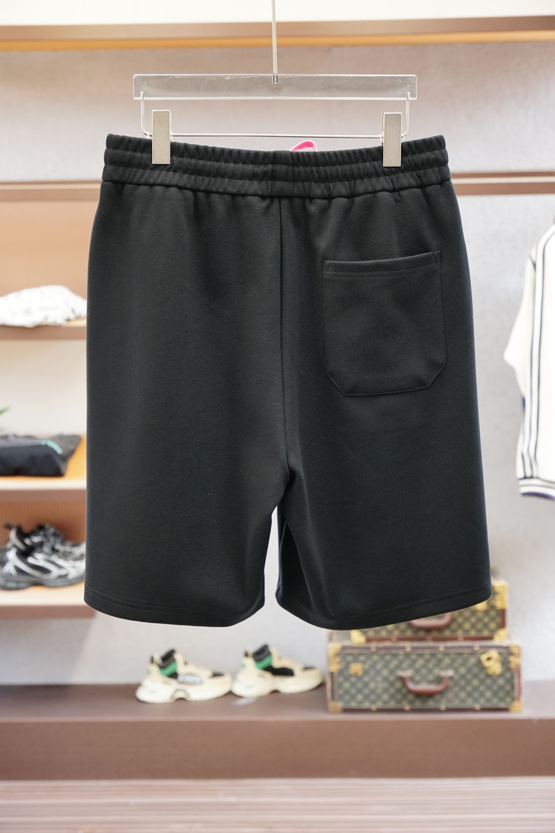 
Dior迪奥-
🔥时尚薄款休闲外套短裤套装 采用客供高密度精纯棉材质面料，软糯亲肤，抗皱立挺有型，品牌