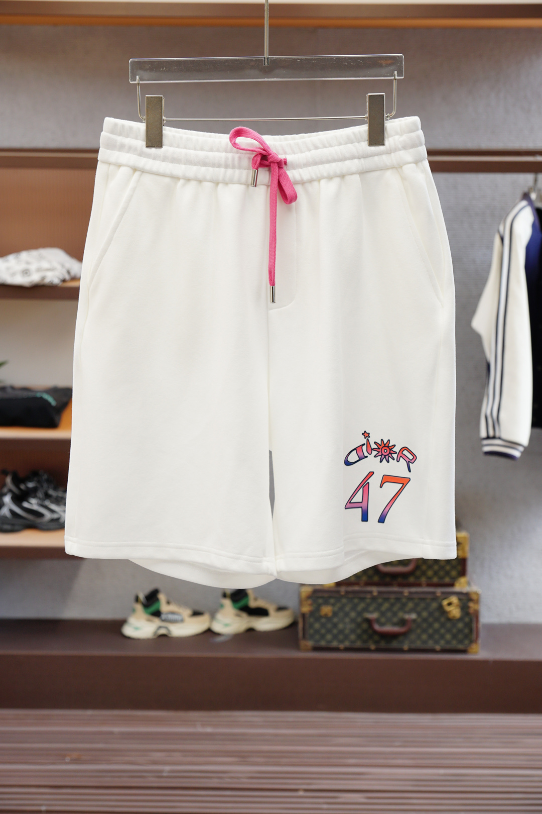 
Dior迪奥-
🔥时尚薄款休闲外套短裤套装 采用客供高密度精纯棉材质面料，软糯亲肤，抗皱立挺有型，品牌