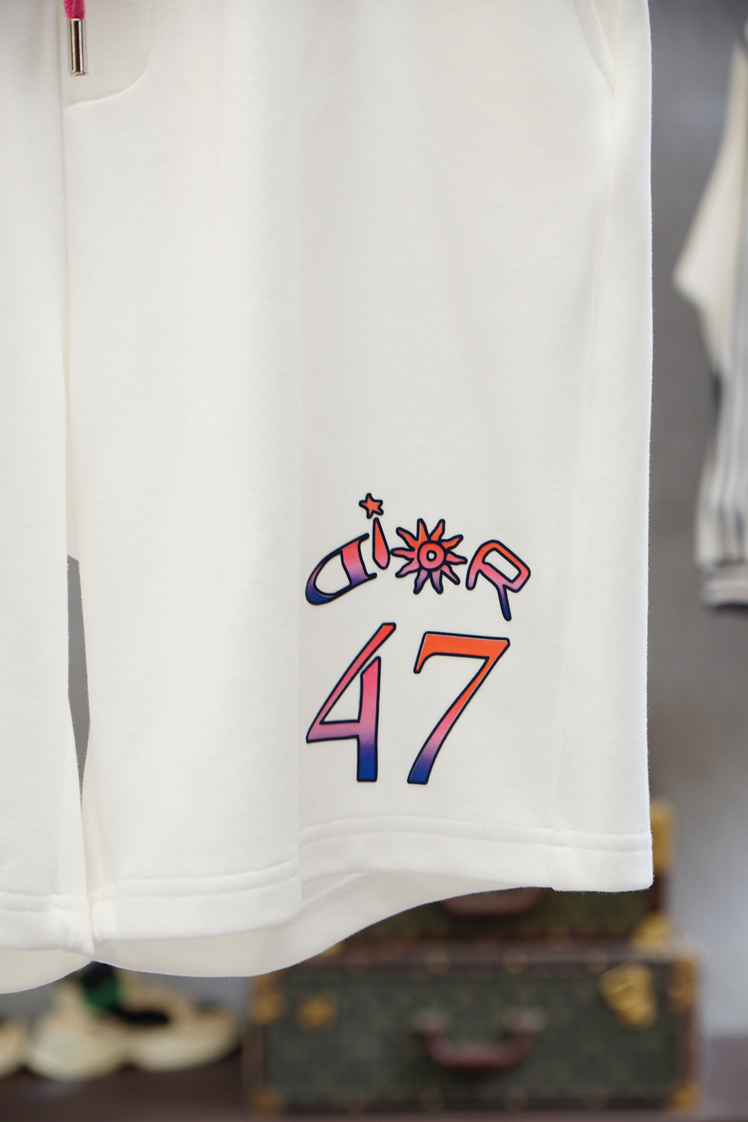 
Dior迪奥-
🔥时尚薄款休闲外套短裤套装 采用客供高密度精纯棉材质面料，软糯亲肤，抗皱立挺有型，品牌