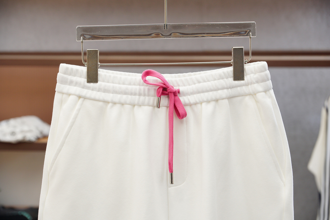 
Dior迪奥-
🔥时尚薄款休闲外套短裤套装 采用客供高密度精纯棉材质面料，软糯亲肤，抗皱立挺有型，品牌