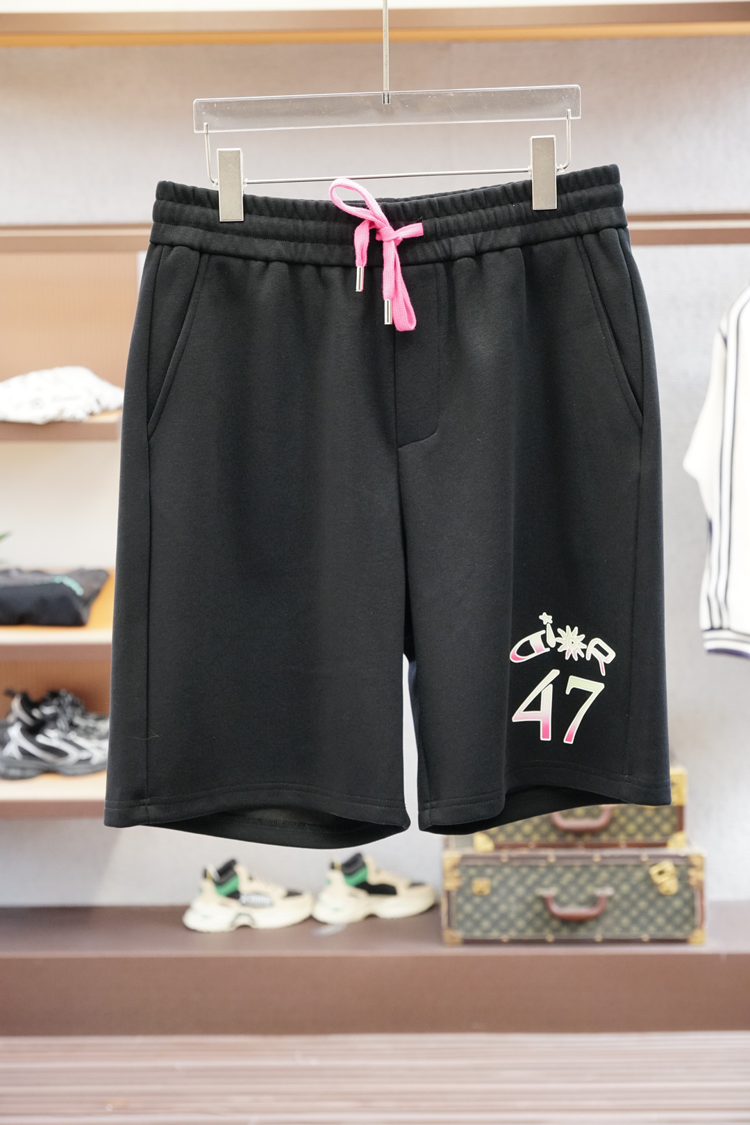 
Dior迪奥-
🔥时尚薄款休闲外套短裤套装 采用客供高密度精纯棉材质面料，软糯亲肤，抗皱立挺有型，品牌