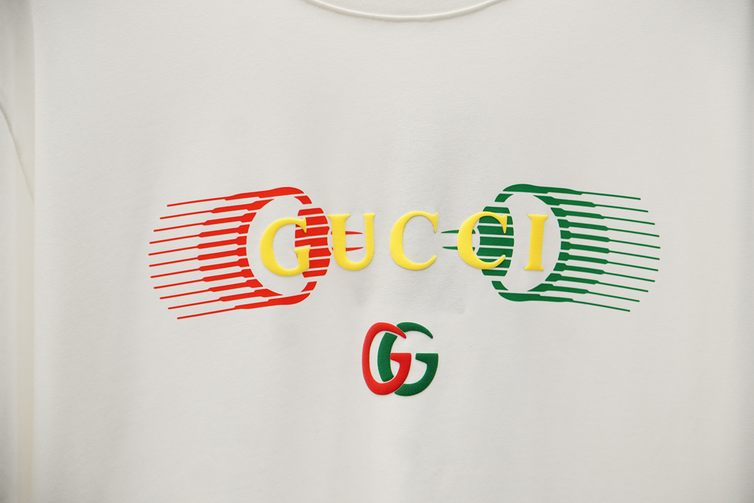 
Gucci 古奇
🔥时尚薄款休闲外套短裤套装 采用客供高密度精纯棉材质面料，软糯亲肤，抗皱立挺有型，品