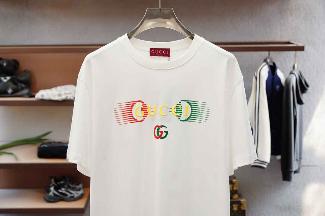 
Gucci 古奇
🔥时尚薄款休闲外套短裤套装 采用客供高密度精纯棉材质面料，软糯亲肤，抗皱立挺有型，品