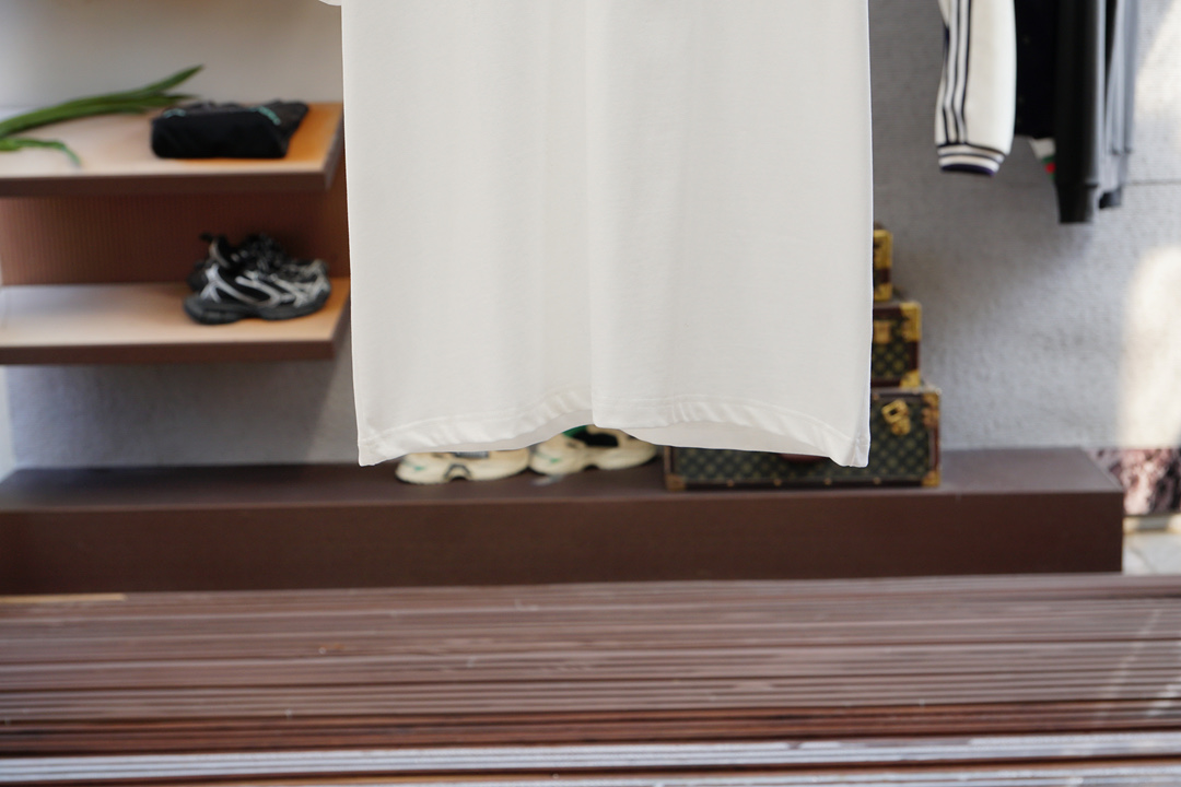 
Gucci 古奇
🔥时尚薄款休闲外套短裤套装 采用客供高密度精纯棉材质面料，软糯亲肤，抗皱立挺有型，品