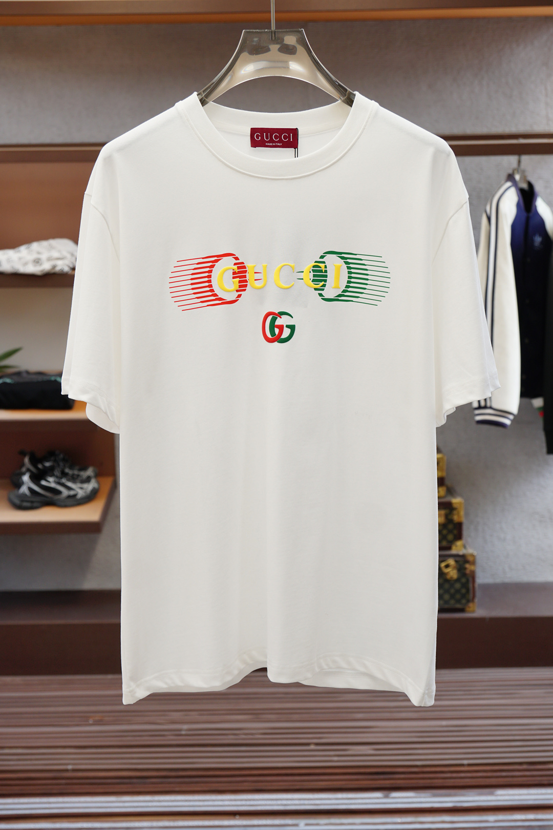 
Gucci 古奇
🔥时尚薄款休闲外套短裤套装 采用客供高密度精纯棉材质面料，软糯亲肤，抗皱立挺有型，品