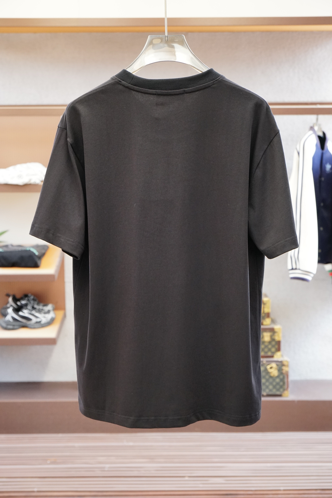 
Gucci 古奇
🔥时尚薄款休闲外套短裤套装 采用客供高密度精纯棉材质面料，软糯亲肤，抗皱立挺有型，品