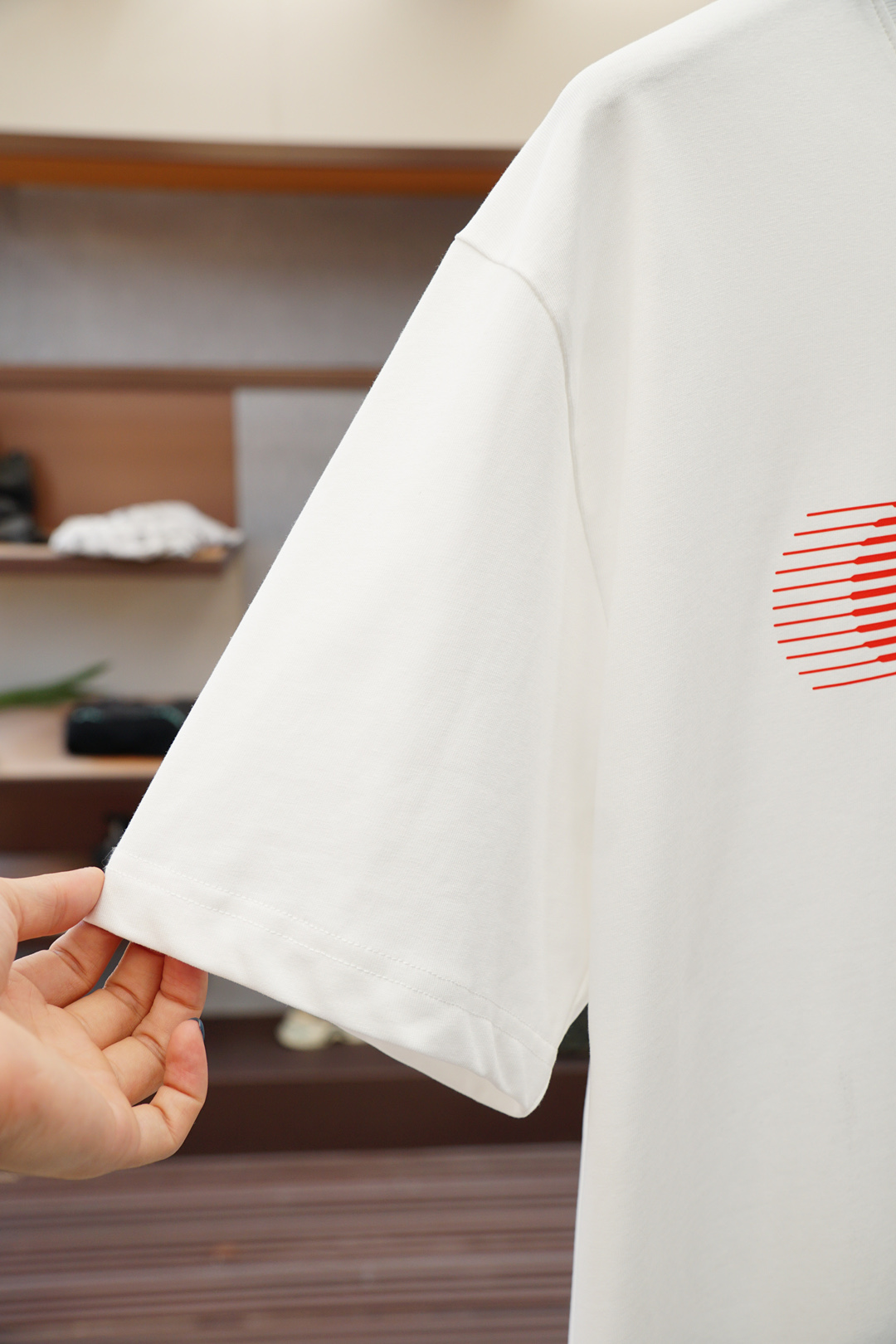 
Gucci 古奇
🔥时尚薄款休闲外套短裤套装 采用客供高密度精纯棉材质面料，软糯亲肤，抗皱立挺有型，品