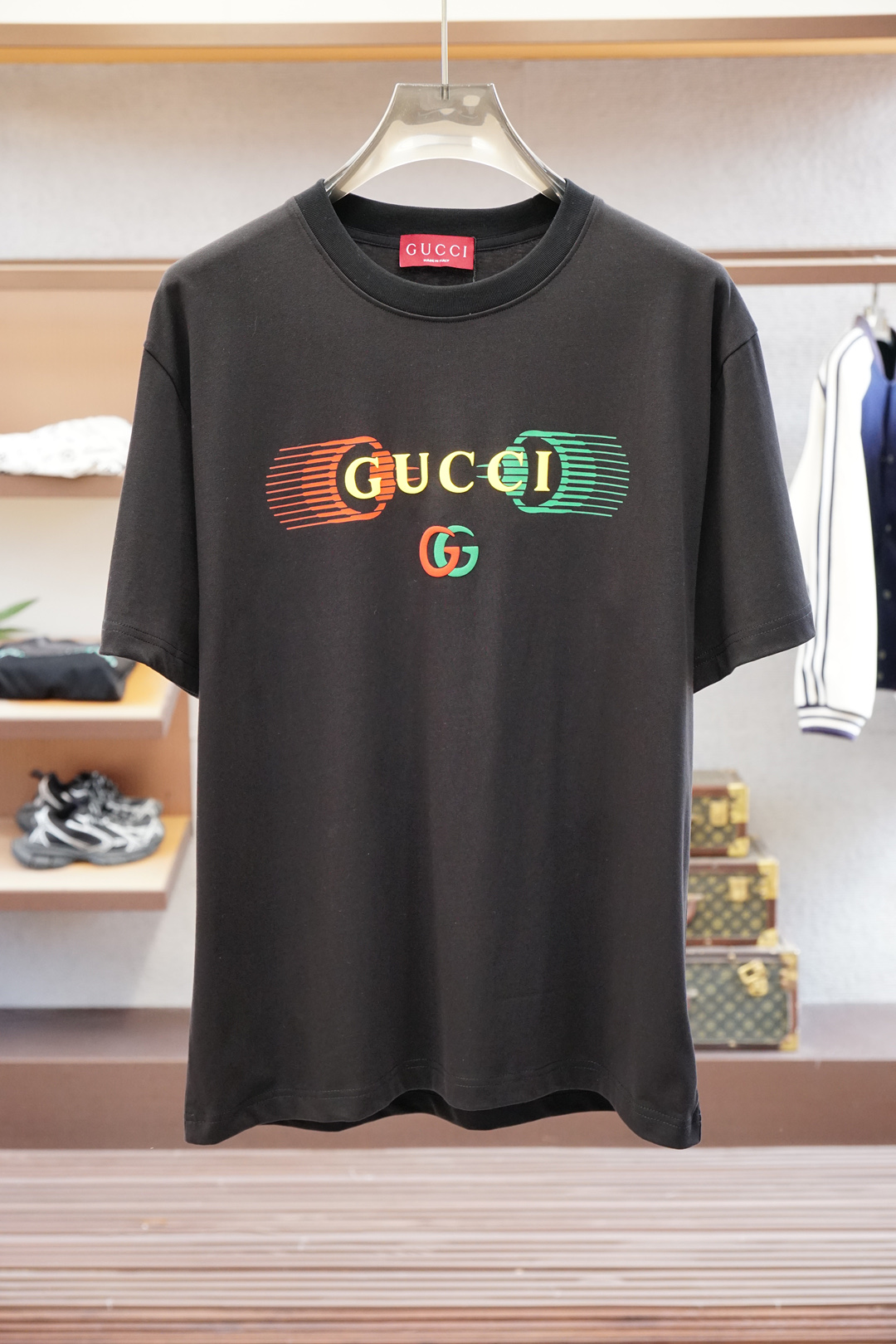
Gucci 古奇
🔥时尚薄款休闲外套短裤套装 采用客供高密度精纯棉材质面料，软糯亲肤，抗皱立挺有型，品