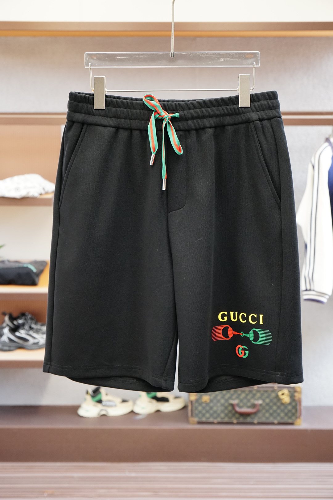 
Gucci
古奇
🔥时尚薄款休闲外套短裤套装 采用客供高密度精纯棉材质面料，软糯亲肤，抗皱立挺有型，品