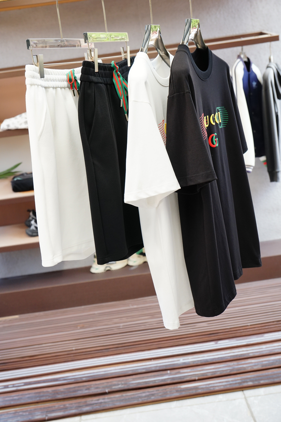 
Gucci
古奇
🔥时尚薄款休闲外套短裤套装 采用客供高密度精纯棉材质面料，软糯亲肤，抗皱立挺有型，品