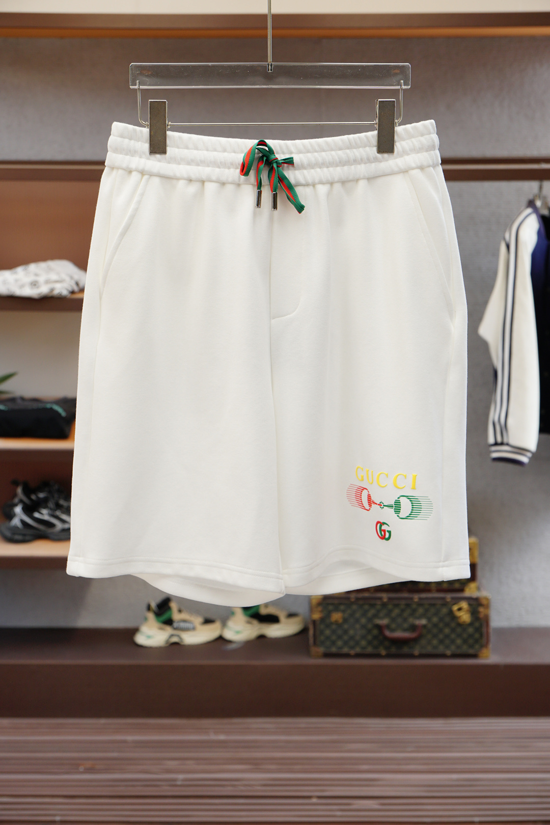 
Gucci
古奇
🔥时尚薄款休闲外套短裤套装 采用客供高密度精纯棉材质面料，软糯亲肤，抗皱立挺有型，品