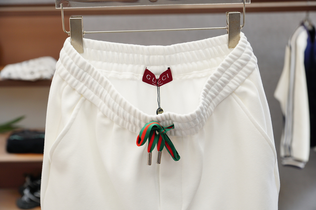 
Gucci
古奇
🔥时尚薄款休闲外套短裤套装 采用客供高密度精纯棉材质面料，软糯亲肤，抗皱立挺有型，品