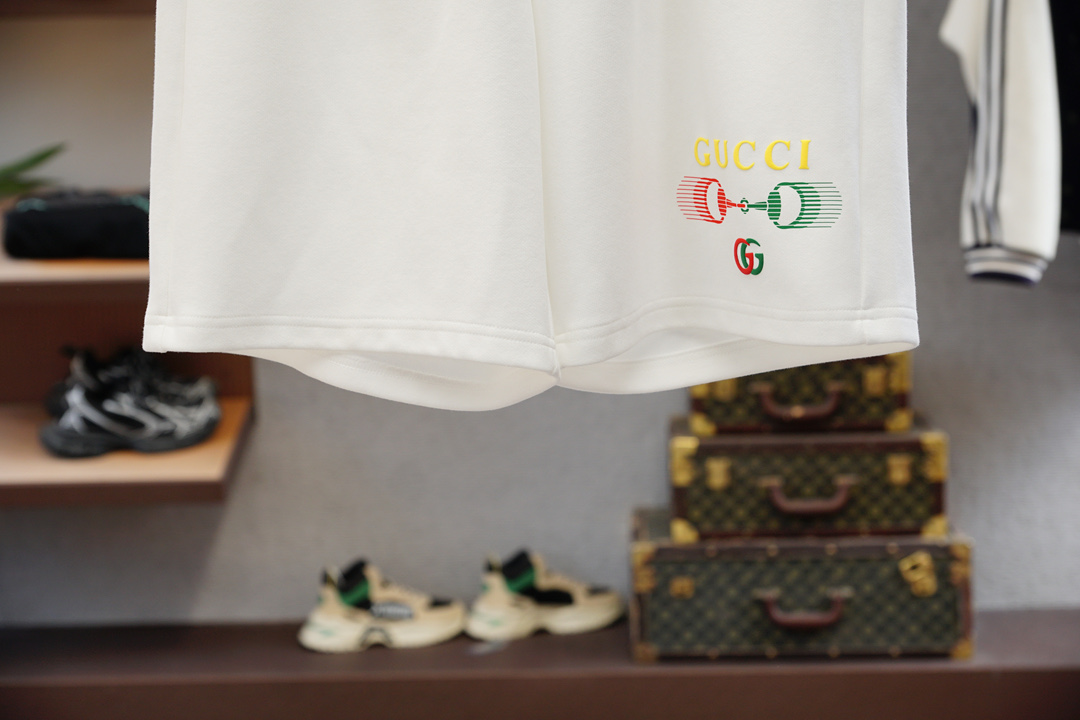 
Gucci
古奇
🔥时尚薄款休闲外套短裤套装 采用客供高密度精纯棉材质面料，软糯亲肤，抗皱立挺有型，品