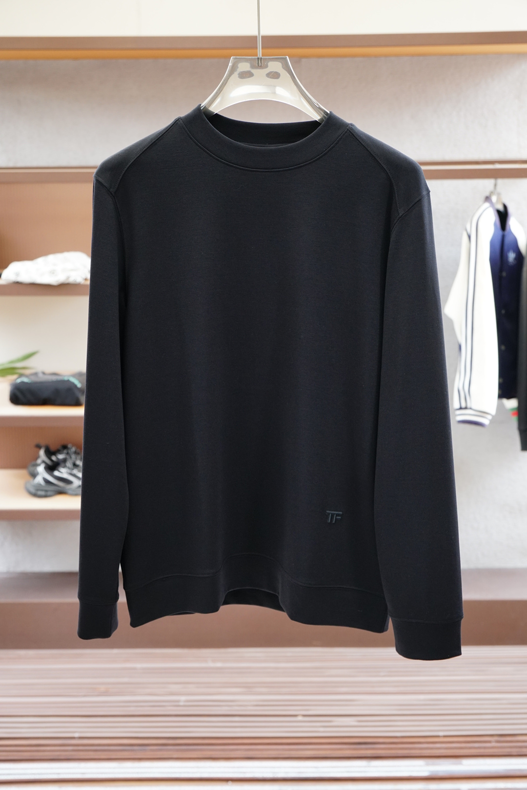 NO:598179,TF/Advanced ready-to-wear 2025 autumn and winter base series!  Mature men, lightly mature men, favorite style. The most classic solid color, versatile and handsome round neck short-sleeved bottoming shirt for commuting. Consistently good fit. Imported original ultra-fine pima cotton fabric is soft and elastic. Men's wardrobe is indispensable with basic bottoming shirts. It can be used to match various clothes anytime and anywhere to meet your daily needs. The fabrics and factories we choose are all used by first-line brands. The clothing design is very simple and low-key. Dear friends, hurry up and get it!  Size M-XX XL (model 173120 pounds M),,tom ford,T-shirt,alexander wang19860909TF/高级成衣 2025秋冬打底系列！熟男 轻熟男 最爱款式 最经典净色通勤百搭帅气的圆领短袖打底衫 一贯的好版型 进口原版超细匹马棉面料柔软 弹性细腻 男人的衣柜都少不了基础打底衫 随时随地都可以拿来搭配各种服饰 满足您日常生活需求 .我们所选择的面料及工厂都是一线品牌所使用的 ,衣服设计非常的简洁 ,很是低调的设计 亲们赶紧入手！尺码M-XX XL（模特173120斤M）,,tom ford,T-shirt,alexander wang,Men's clothing