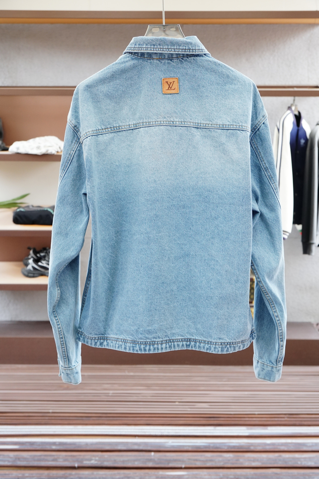 LV 路意威登/2025秋季专柜新款牛仔外套，各路明星专爱款，1.1原版版型细节开发，五金，随意进出专柜