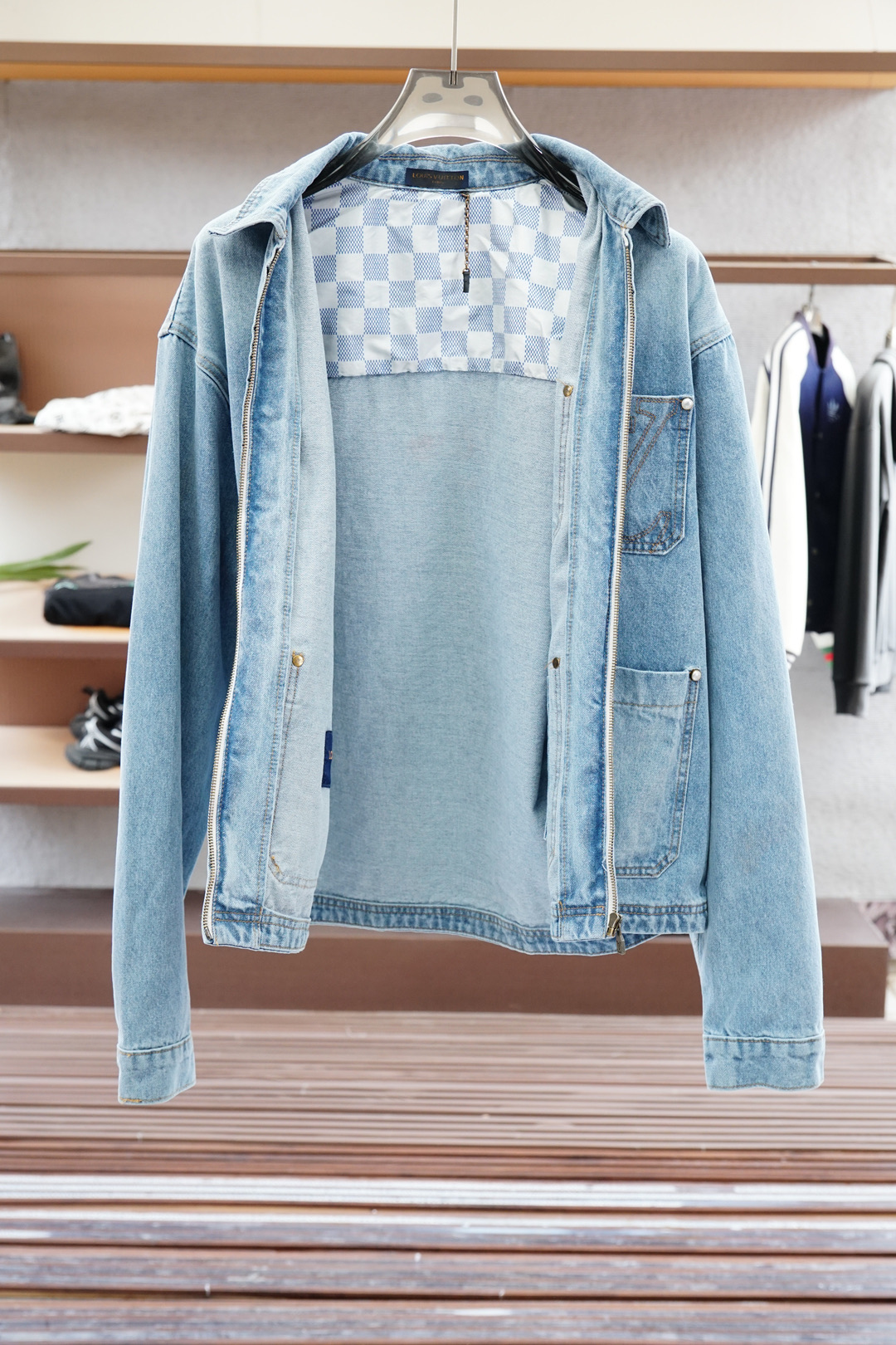LV 路意威登/2025秋季专柜新款牛仔外套，各路明星专爱款，1.1原版版型细节开发，五金，随意进出专柜