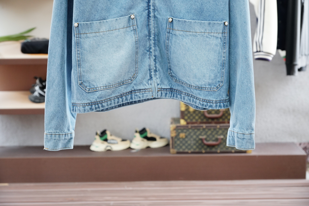 LV 路意威登/2025秋季专柜新款牛仔外套，各路明星专爱款，1.1原版版型细节开发，五金，随意进出专柜