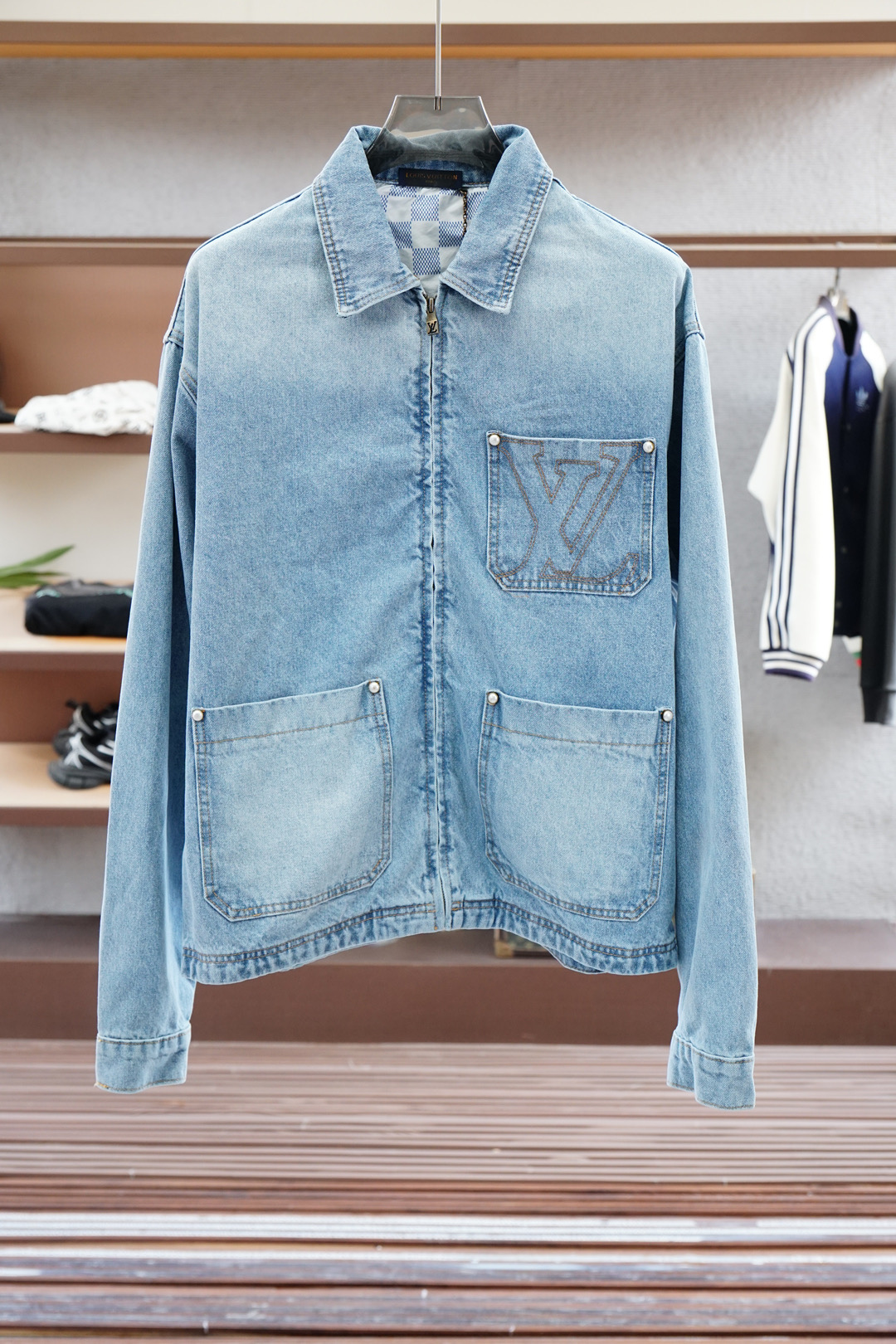 LV 路意威登/2025秋季专柜新款牛仔外套，各路明星专爱款，1.1原版版型细节开发，五金，随意进出专柜