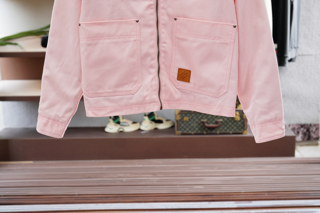 LV 路意威登/2025秋季专柜新款牛仔外套，各路明星专爱款，1.1原版版型细节开发，五金，随意进出专柜