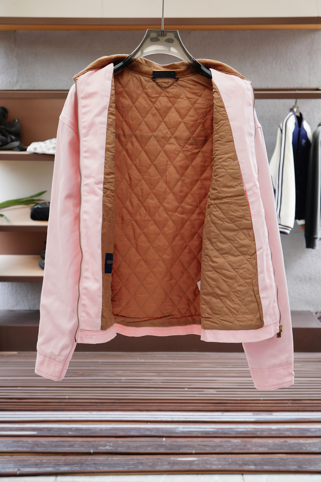 LV 路意威登/2025秋季专柜新款牛仔外套，各路明星专爱款，1.1原版版型细节开发，五金，随意进出专柜