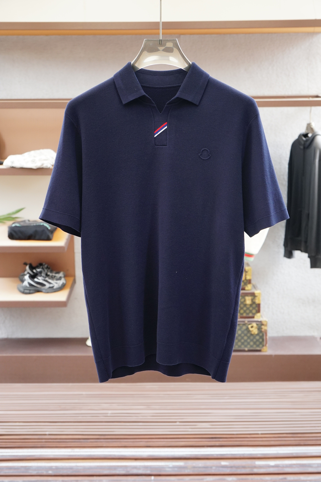 NO:538058,The same style of the 2025ss autumn and winter counter is simultaneously launched with new short-sleeved tensile acetate wool knitted fabric, integrated kick knitted, a must-have item for high-end people, those who know the goods are welcome to compare the counter. Code number M-3xL, Moncler, T-shirt, alexander wang19860909蒙口-2025ss秋冬专柜同款同步上新短袖醋酸天丝羊毛针织面料 一体起脚针织 高端人士必备单品,懂货的来欢迎对比专柜 .码数M-3xL,,Moncler,T-shirt,alexander wang,Men's clothing