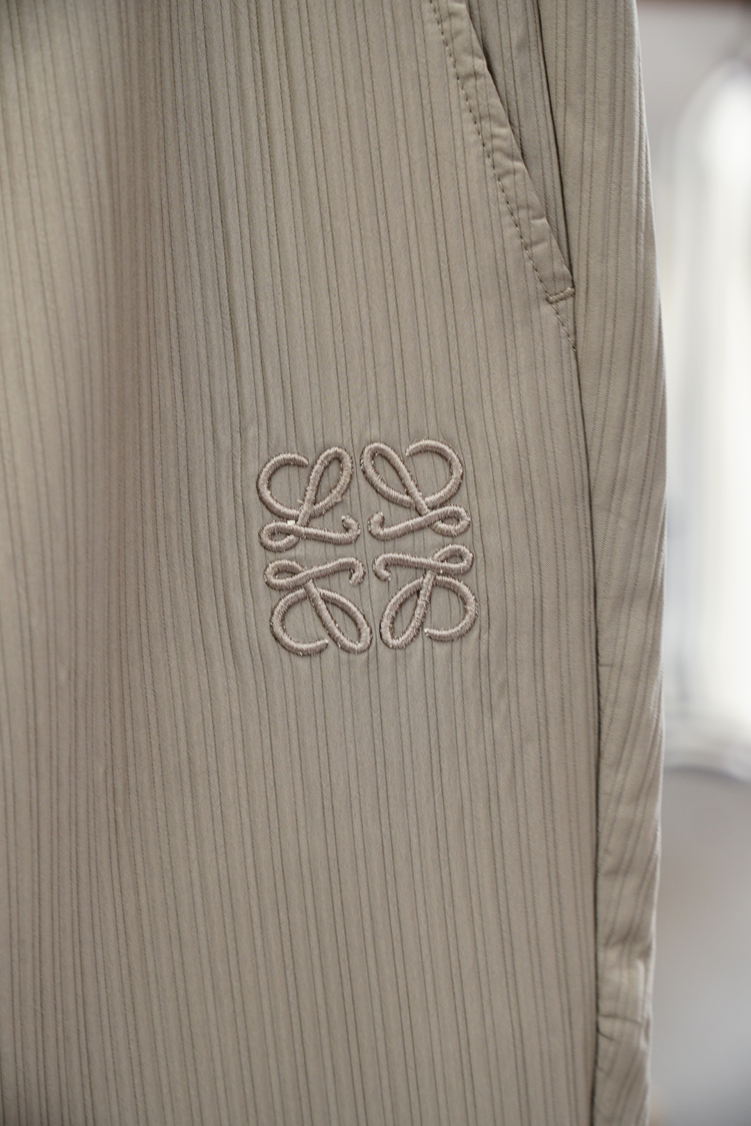 Loewe 罗意威/2025早秋新款休闲裤!官网同步发售。品牌经典logo休闲裤，定制面料，舒适度极好，