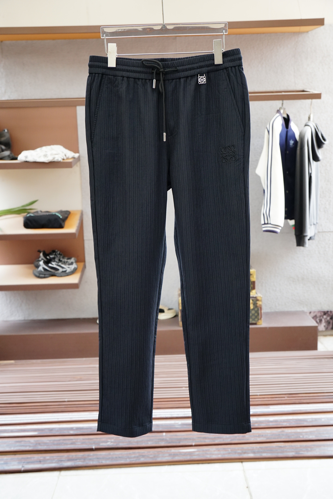 NO:564558,Loewe Luo Yiwei/2025 early autumn new casual pants! The official website is on sale simultaneously. The brand's classic logo casual pants, customized fabrics, excellent comfort, strong touch. Highly identifiable, perfect appearance and craftsmanship. Size: m-3xl,, loewe, loewe, alexander wang19860909Loewe 罗意威/2025早秋新款休闲裤!官网同步发售.品牌经典logo休闲裤,定制面料,舒适度极好,手触感强烈.辨识度极高,完美品相工艺. 尺码: m-3xl,,loewe,loewe,alexander wang,Men's clothing