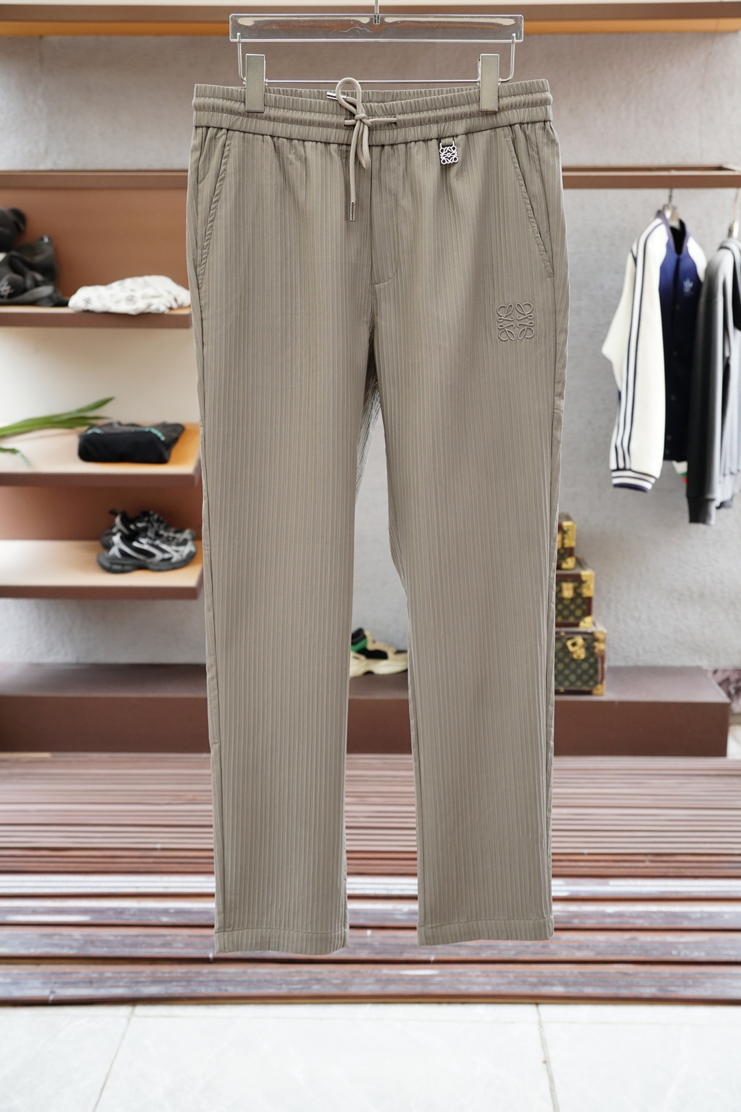 Loewe 罗意威/2025早秋新款休闲裤!官网同步发售。品牌经典logo休闲裤，定制面料，舒适度极好，
