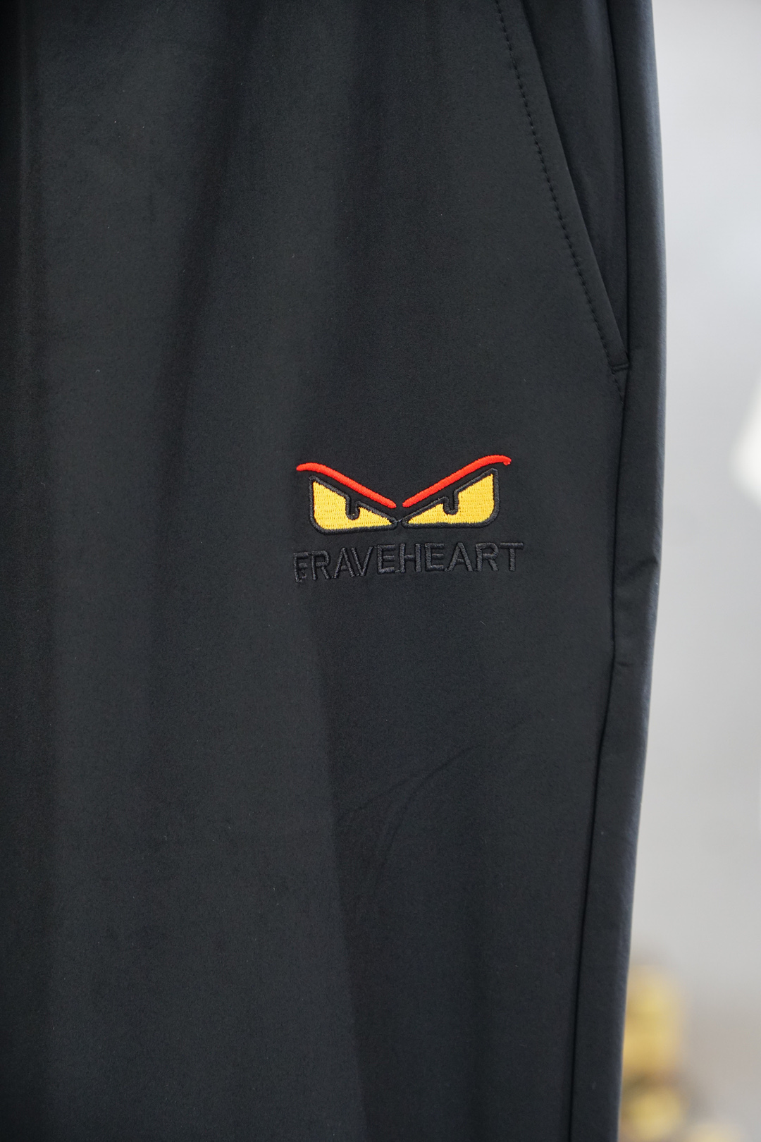 Fendi-芬迪2025新款，男士经典黄色小怪兽眼睛刺绣标识时尚运动休闲抽绳卫裤！贸易公司渠道稀出，同步