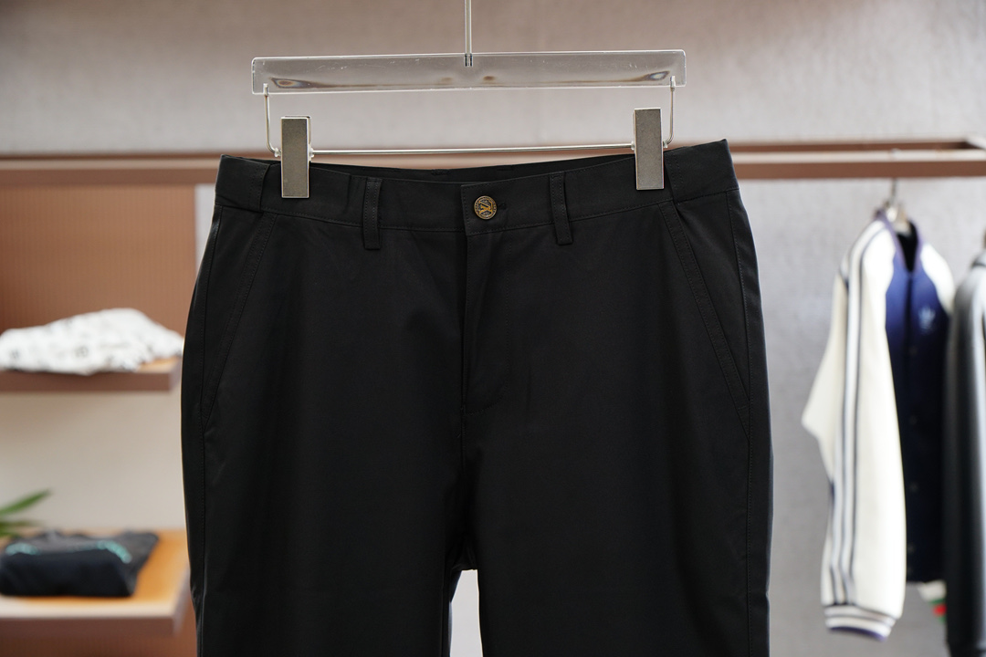 Lv 罗意威-L家FW大秀中，L家以致敬美国西部文化为主题，带来了一系列「绿松石」产品. 大秀中菲董打造