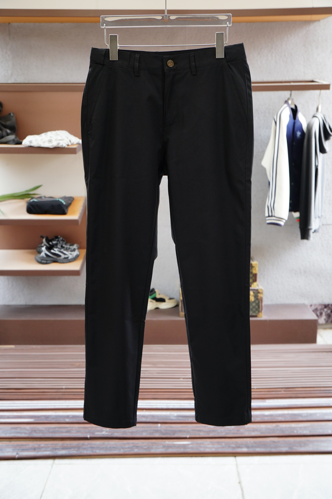 NO:564565,Lv Luo Yiwei - In the L family FW show, the L family brought a series of 'turquoise' products with the theme of paying tribute to the American western culture. During the show, Fei Dong created a series of western-themed clothing decorated with 'turquoise', from jackets, shirts, belts, pants and bags to earrings, necklaces and glasses, which were neatly arranged, bringing a very stunning visual effect. New autumn and winter casual pants, custom-made fabrics, excellent comfort and touch feel Strong. High degree of identification, perfect appearance and craftsmanship. Sizes M-3XL,, louis vuitton, loewe, louis vuitton, jackets & coats, shirts, necklace, alexander wang19860909Lv 罗意威- L家FW大秀中,L家以致敬美国西部文化为主题,带来了一系列「绿松石」产品. 大秀中菲董打造了一系列饰有「绿松石」的西部主题服饰,从外套、衬衫、腰带、裤子 包款到耳饰项链以及眼镜,整整齐齐,带来相当惊艳的视觉效果.秋冬新款休闲裤,定制面料,舒适度极好,手触感 烈.辦识度极高,完美品相工艺.尺码M-3XL,,louis vuitton,loewe,louis vuitton,jackets & coats,shirts,necklace,alexander wang,Men's clothing