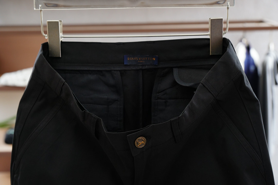 Lv 罗意威-L家FW大秀中，L家以致敬美国西部文化为主题，带来了一系列「绿松石」产品. 大秀中菲董打造